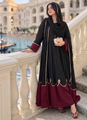 Women black & rust red embroidered kurta pant set with dupatta 2
