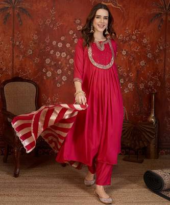 Rani cotton silk embroidered kurta set with dupatta. 4