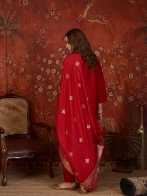 Red silk blend embroidered kurta set with dupatta. 5