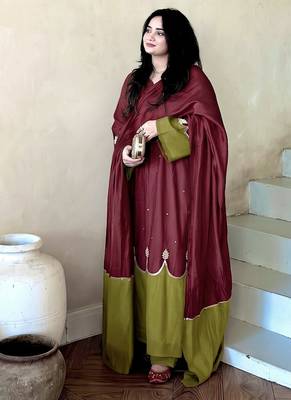 Women maroon & olive green embroidered straight kurta with pant and dupatta set 3
