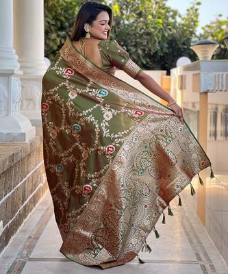 green woven design zari silk blend banarasi saree 5