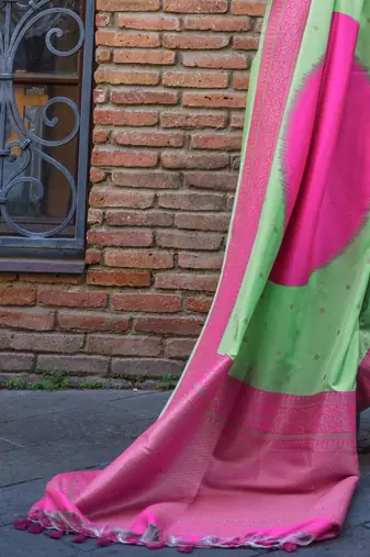green woven design zari banarasi saree