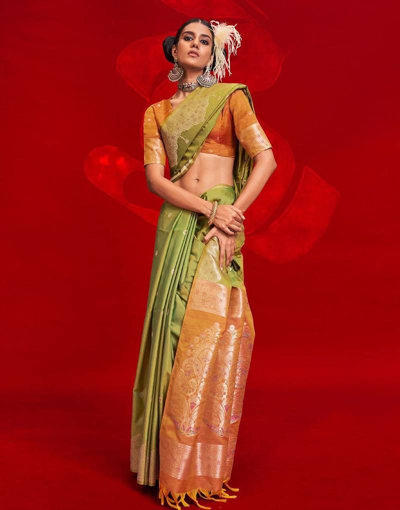 green woven design zari banarasi saree