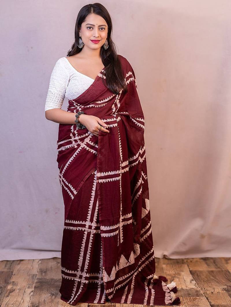 maroon batik printed saree with blouse piece