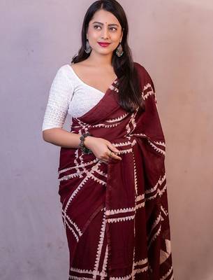 maroon batik printed saree with blouse piece 3