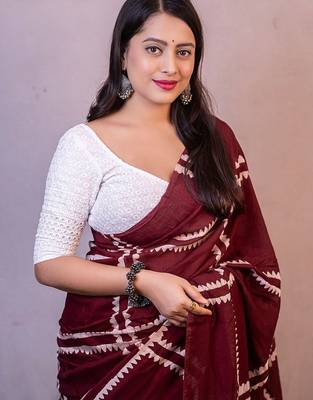 maroon batik printed saree with blouse piece 4