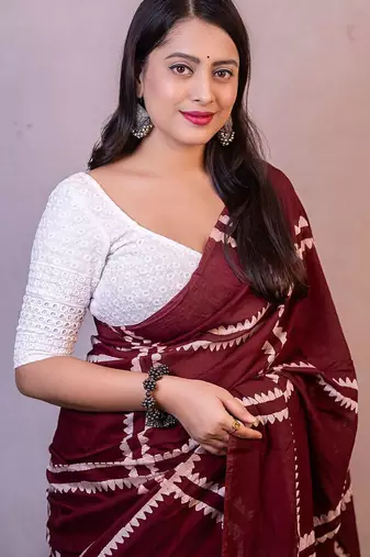 maroon batik printed saree with blouse piece