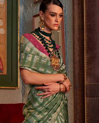 green striped zari banarasi saree 4