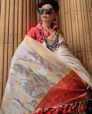 off_white off white pink floral woven design zari silk banarasi saree 3