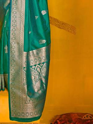 green woven design zari silk blend banarasi saree 5
