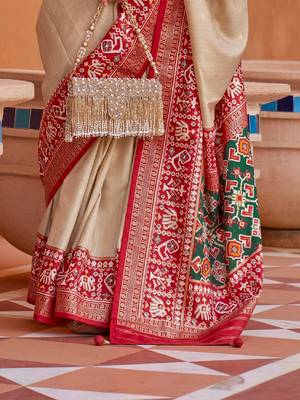 Green ethnic motifs printed silk blend saree 3