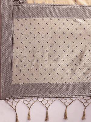peach peach-coloured floral silk blend banarasi saree 5