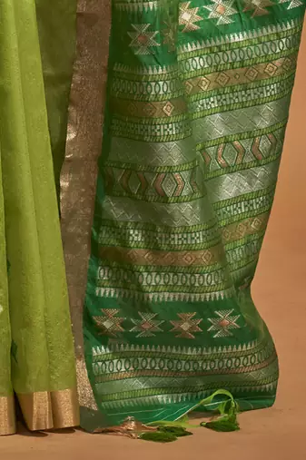 green woven design zari silk banarasi saree