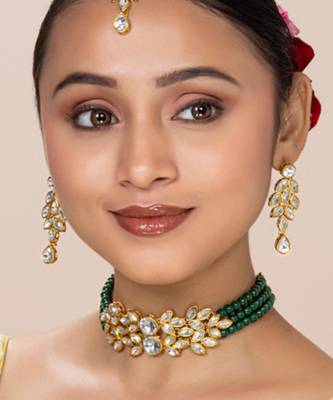 green & gold-toned kundan studded jewellery set 2
