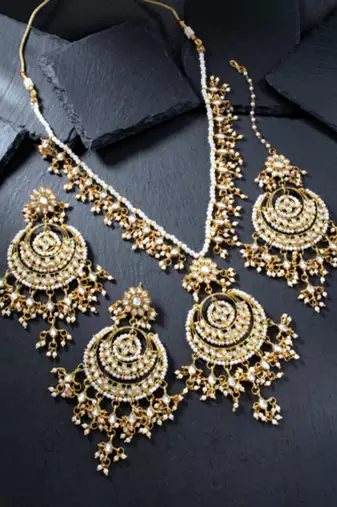 white gold-plated kundan & pearl jewellery set