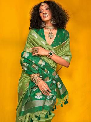 green woven design zari silk blend jamdani saree 2
