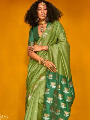 green woven design zari silk blend jamdani saree 3