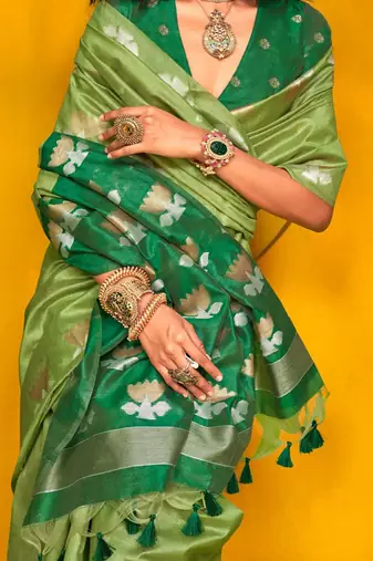 green woven design zari silk blend jamdani saree