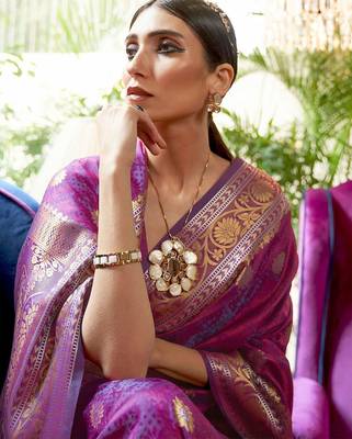 magenta magenta & gold-toned floral zari silk blend banarasi saree 2