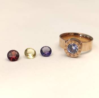 Anti-tarnish, 3 interchangeable stones, high gloss finish. 4