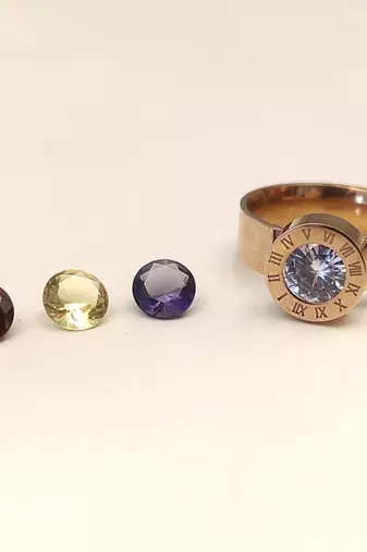 Anti-tarnish, 3 interchangeable stones, high gloss finish.