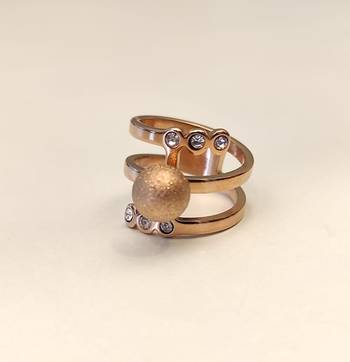 Stainless steel, anti-tarnish, hypoallergenic, textured ball centre. 5