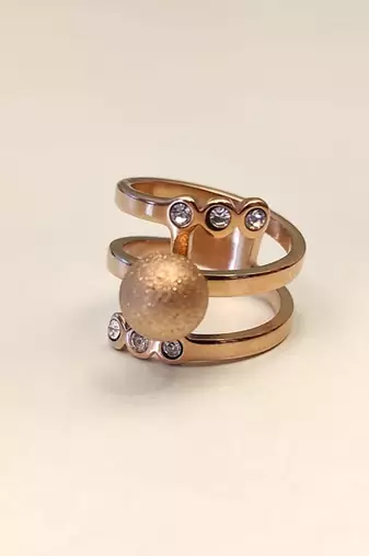 Stainless steel, anti-tarnish, hypoallergenic, textured ball centre.