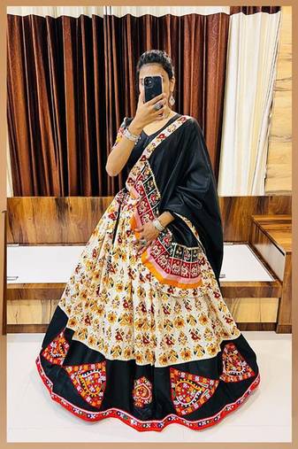 Off White Gamthi Print & Mirror Work Blended Cotton Semi Stitched Lehenga Set