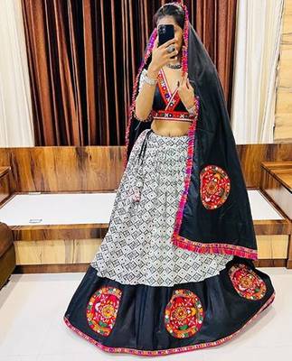 Off White Gamthi Print & Mirror Work Blended Cotton Semi Stitched Lehenga Set 1