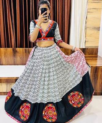 Off White Gamthi Print & Mirror Work Blended Cotton Semi Stitched Lehenga Set 2