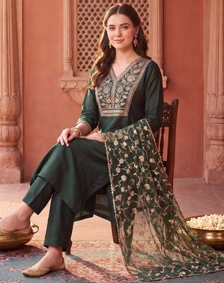 Green embroidered straight kurta trousers with dupatta set 1