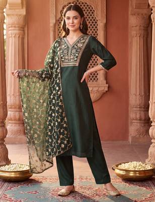 Green embroidered straight kurta trousers with dupatta set 2