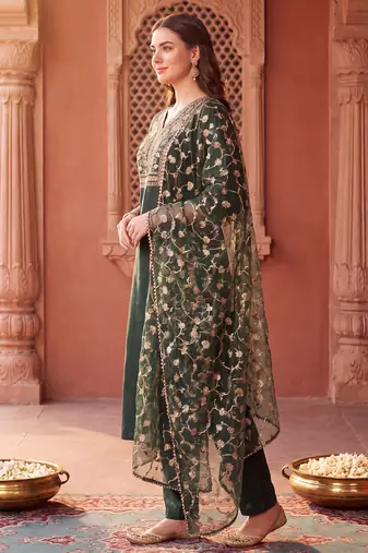 Green embroidered straight kurta trousers with dupatta set