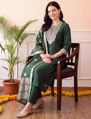 Green embroidered straight kurta trousers with dupatta set 1