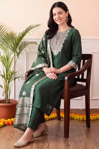 Green embroidered straight kurta trousers with dupatta set