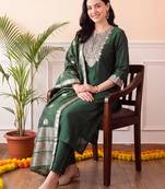 Green embroidered straight kurta trousers with dupatta set