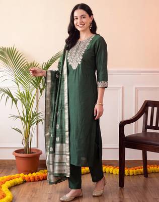 Green embroidered straight kurta trousers with dupatta set 3