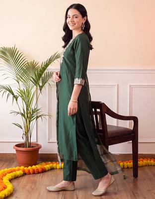 Green embroidered straight kurta trousers with dupatta set 4