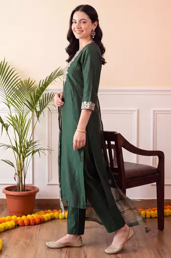 Green embroidered straight kurta trousers with dupatta set