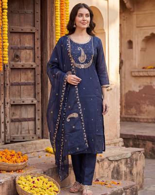 Blue embroidered straight kurta trousers with dupatta set 2