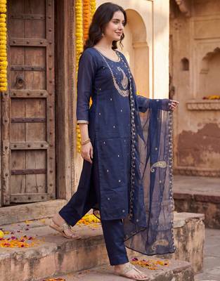 Blue embroidered straight kurta trousers with dupatta set 4