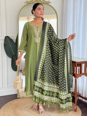Green embroidered straight kurta trousers with dupatta set 1