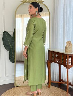 Green embroidered straight kurta trousers with dupatta set 2