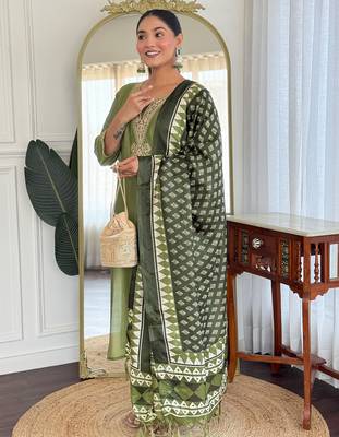 Green embroidered straight kurta trousers with dupatta set 3
