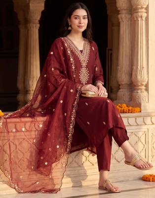 Maroon embroidered straight kurta trousers with dupatta set 1