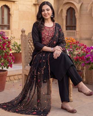 Black embroidered straight kurta trousers with dupatta set 1