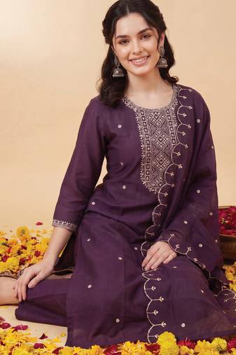 Purple embroidered straight kurta trousers with dupatta set