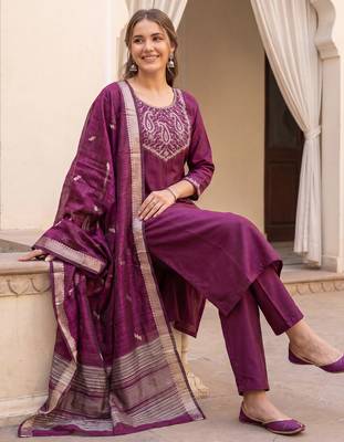 Burgundy embroidered straight kurta trousers with dupatta set 1