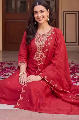 Red embroidered straight kurta trousers with dupatta set