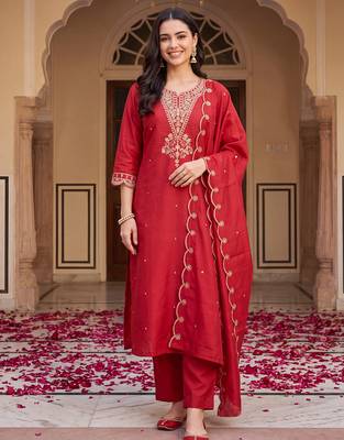Red embroidered straight kurta trousers with dupatta set 2